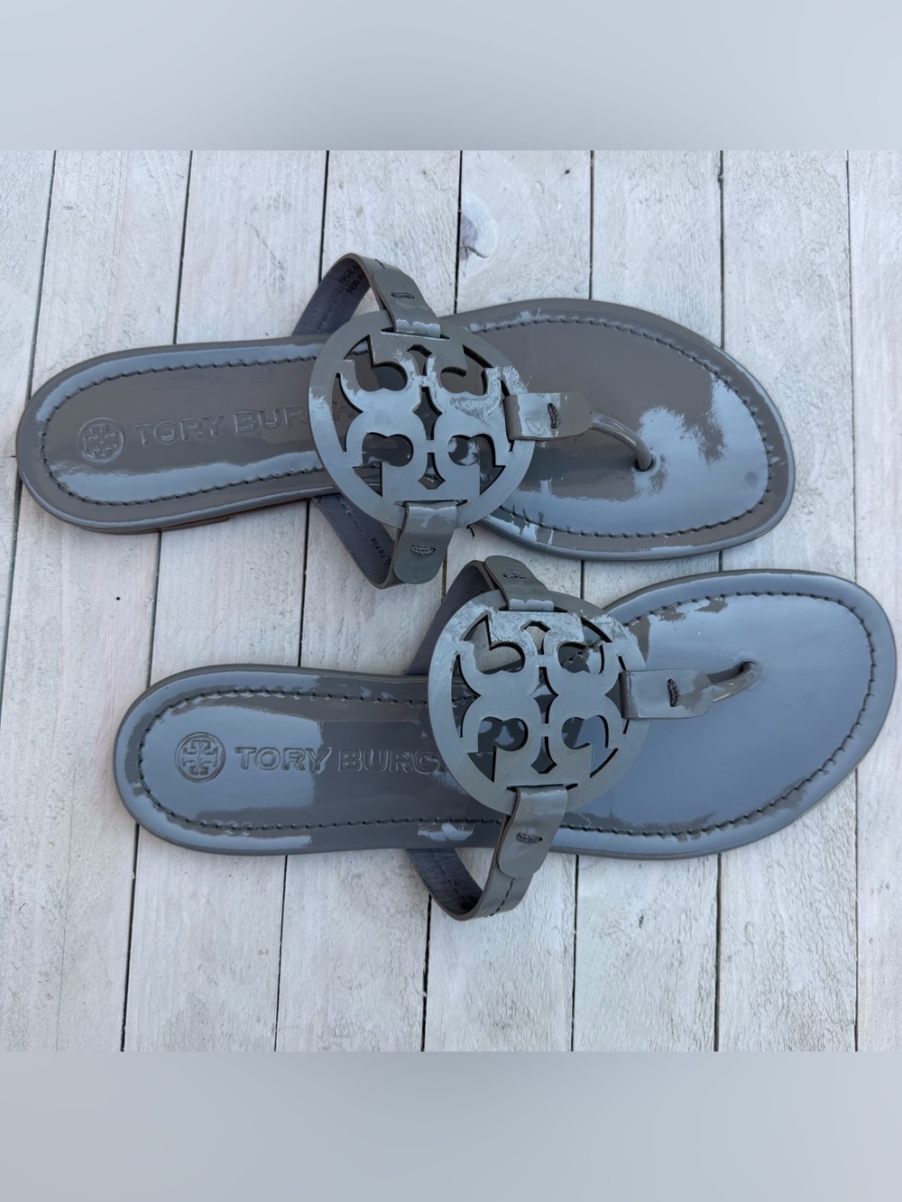 Tory Burch Glossy Gray Miller Logo Thong Sandals - Picture 5 of 11